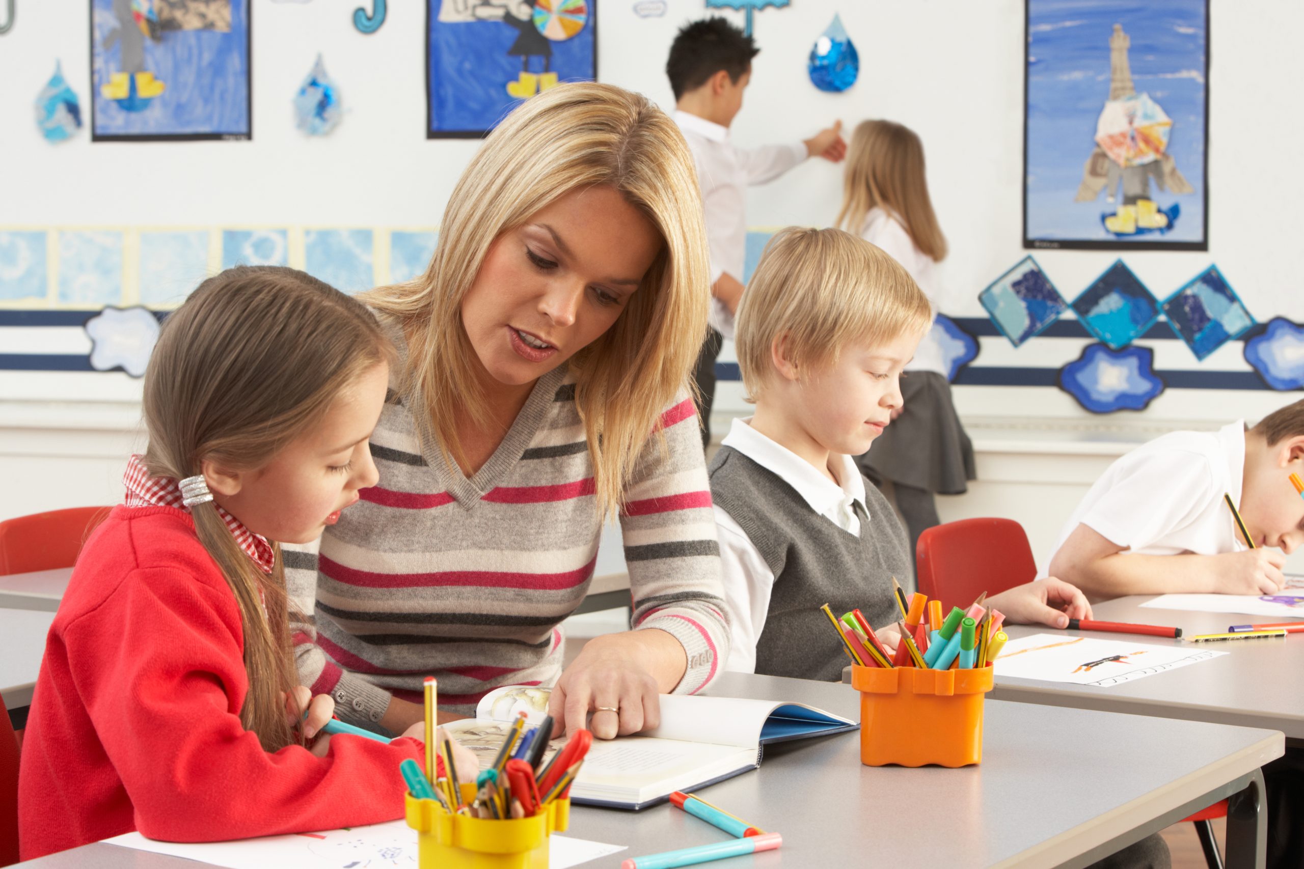 Group,Of,Primary,Schoolchildren,And,Teacher,Having,Lesson,In,Classroom